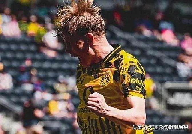 多特蒙德主场大捷，球员赛后激动庆祝胜利，那么显示城市不是.