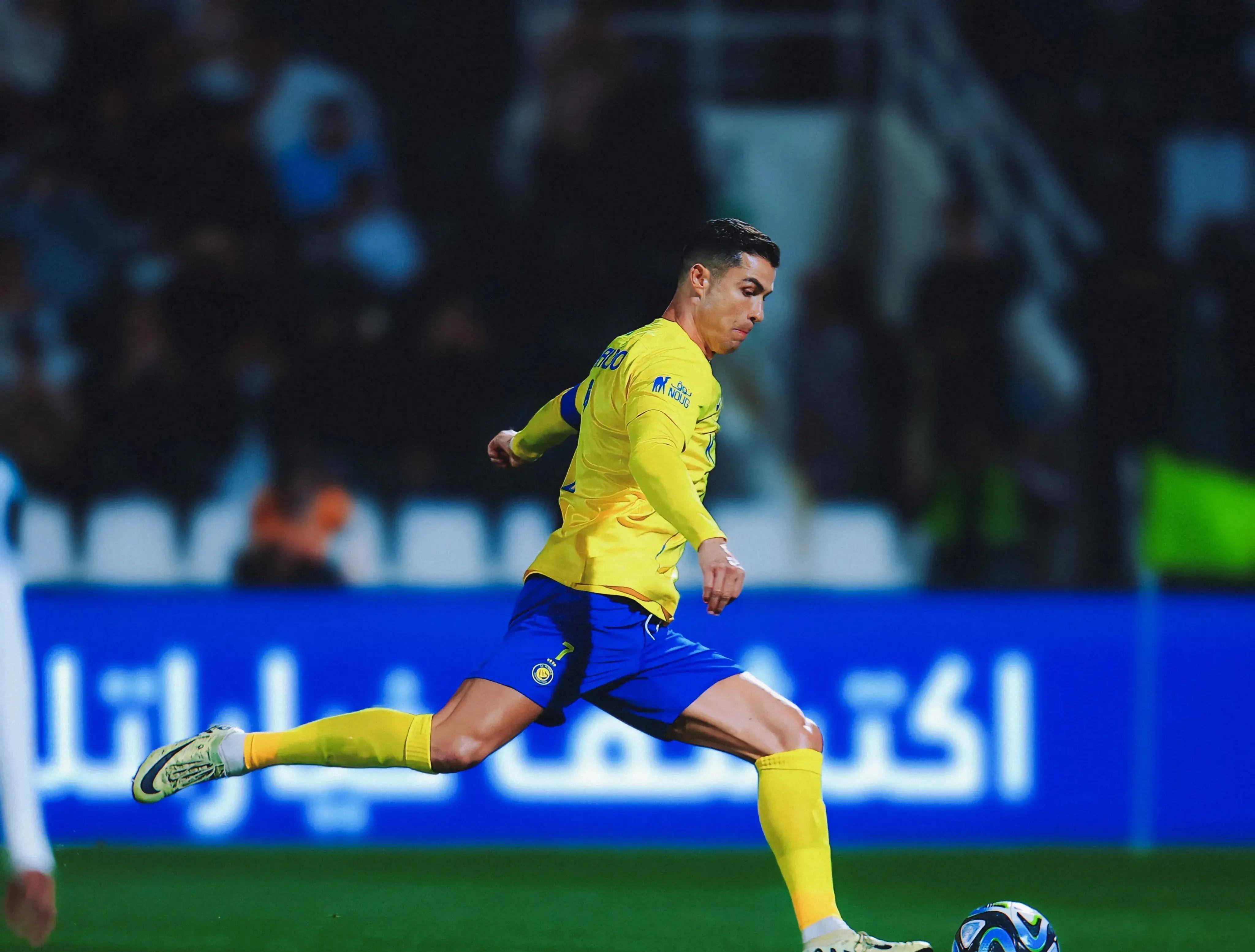 爱游戏-包含C罗在澳大利亚队比赛中刷新纪录，大比分获胜引发热议！比赛高潮迭起的词条-爱游戏